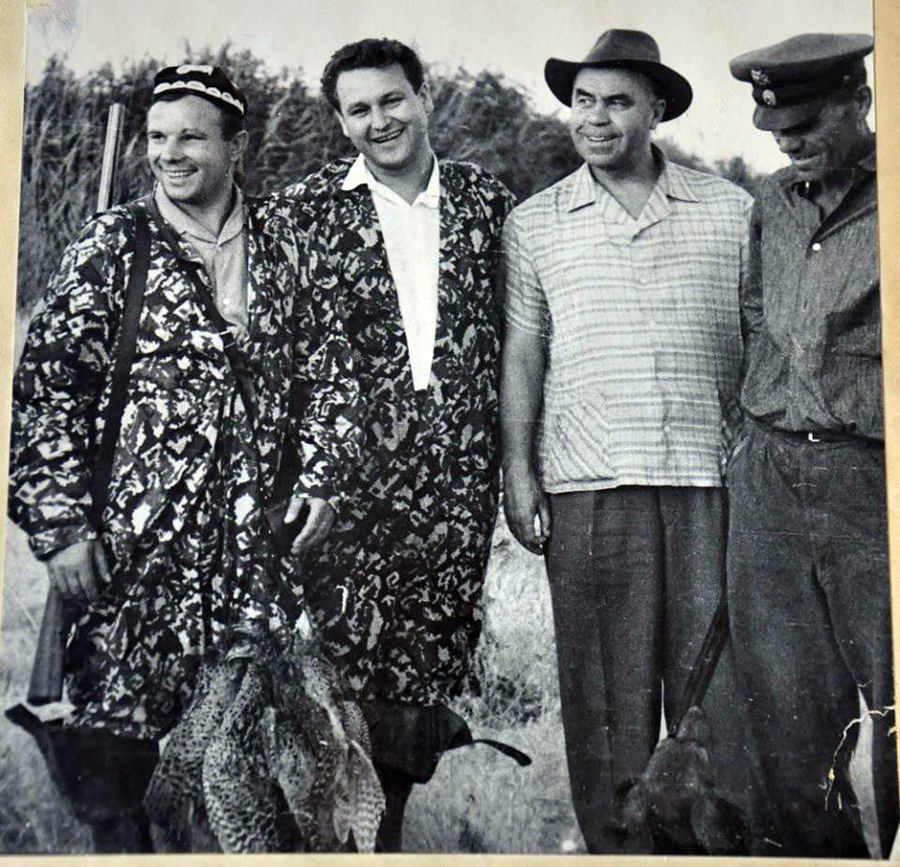 FE - yuri gagarin hunting pheasants 1960s